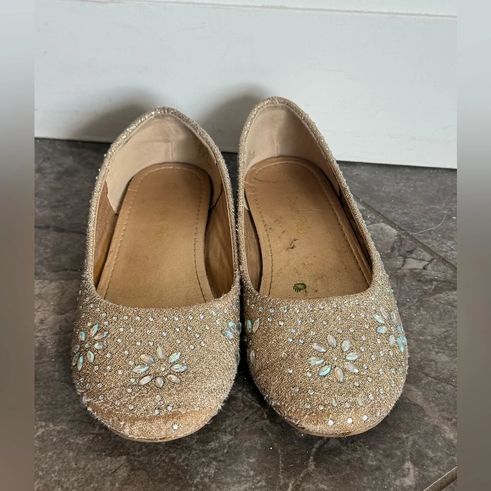 Youth Girls 13 Dream Pairs Gold Glitter Flats with Floral Embellishments
